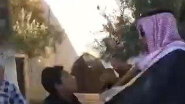 Bloger Saudi Pro-Israel Diludahi dan Dilempari Kursi oleh Bocah Palestina Saat Berkunjung ke Al-Aqsa